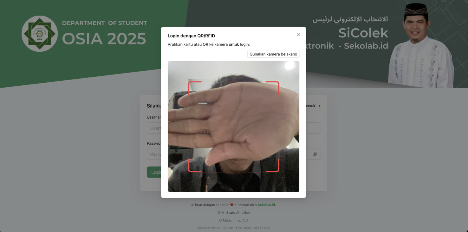 Jendela Login dengan QR/RFID di atas halaman masuk SiColek, menampilkan pratinjau kamera dengan bingkai pemindai