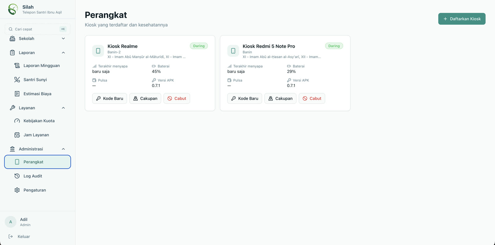 Dua kartu kiosk berstatus daring dengan informasi baterai, pulsa, dan versi aplikasi